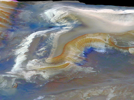 Auf dem Bild ist ausgedehntes Kieserit, ein hydratisiertes Magnesium-Sulfat-Salz, zu sehen. Hydratisiert bedeutet, dass Wassermoleküle in die Kristallstruktur eingebaut sind. Kieserit bildet die hellen Flächen an den Hängen im westlichen Candor Chasma, einer der größten Schluchten in den "Mariner-Tälern" (Valles Marineris) auf dem Mars. Die Valles Marineris erstrecken sich über 4.000 Kilometer von Westen nach Osten entlang des Mars-Äquators.