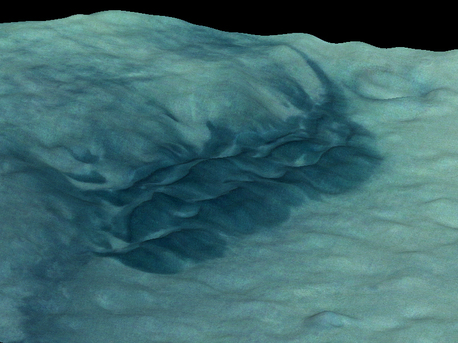 Die abgebildete dunkle Düne befindet sich in der Thaumasia-Region auf dem Mars. Thaumasia ist die größte Vulkanregion auf dem Mars und Heimat der vier größten Vulkane auf dem Roten Planeten. Hier befindet sich unter anderem der Vulkan Olympus Mons, der mit 21.000 Metern höchste Berg unseres Sonnensystems.