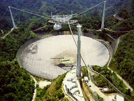Blick auf das Arecibo-Radioteleskop Blick auf das Arecibo-Radioteleskop