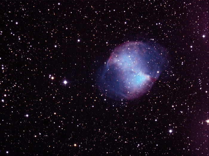 Der Planetarische nebel Messier 27 im Sternbild Füchslein. Aufnahme von Reiner Ebel vom 15.10.2009.

Mit einer Canon 300D wurden bei 800 ASA fünf Einzelbelichtungen à 300 s gewonnen. Bildbearbeitung : Dunkelbildabzug, Deep Sky Stacker, Photoshop. Aufnahmeinstrument: Hypergraph 400/3200 mm.