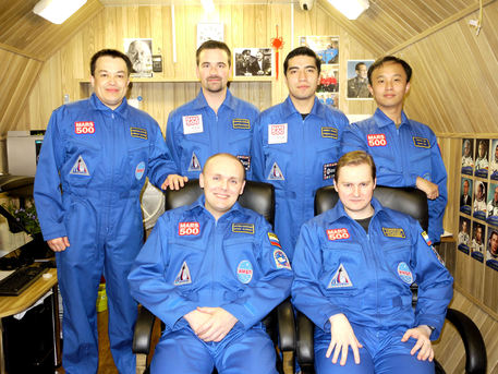Tras 105 días de aislamiento, la tripulación de Mars500 se prepara para los próximos 400. (De izquierda a derecha en sentido del reloj) Sukhrob Kamolov, Romain Charles, Diego Urbina, Yue Wang, Alexandr Smoleevskiy y Alexey Sitev. 