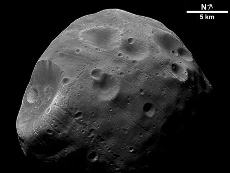 Schwarzweiß-Ansicht: Der Mars-Mond Phobos. 
Trabant des roten Planeten besteht zu einem Drittel aus Hohlräumen

