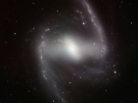 Una nueva imagen captada con la poderosa cámara HAWK-I desde el Very Large Telescope de ESO, en el Observatorio Paranal en Chile, muestra la bella galaxia espiral barrada NGC 1365 en luz infrarroja. NGC 1365 es miembro del cúmulo Fornax de galaxias y se encuentra a unos 60 millones de años-luz de la Tierra.