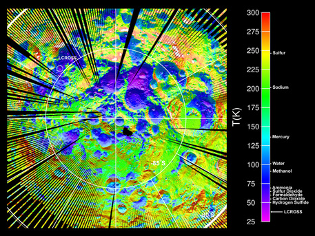 LRO-Aufnahme des Mond-Südpols. Die Karte zeigt die Positionen einiger sehr kalter Einschlagskrater, wo sich neben Wassereis auch viele Elemente nachweisen ließen, die man sonst auf Kometen findet. Die LCROSS Sonde stürzte in einen dieser Krater und hinterließ eine Staubfontäne, in der viele dieser Elemente nun nachgewiesen werden konnten.