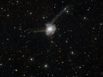 Los astrónomos del Observatorio Europeo Austral han producido una espectacular nueva imagen de la famosa galaxia Átomos por la Paz (NGC 7252). Esta galaxia, formada por la colisión de dos galaxias, proporciona una excelente oportunidad para que los astrónomos estudien cómo las fusiones afectan la evolución del Universo.
