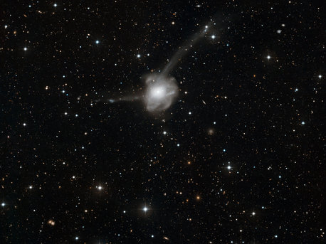 Los astrónomos del Observatorio Europeo Austral han producido una espectacular nueva imagen de la famosa galaxia Átomos por la Paz (NGC 7252). Esta galaxia, formada por la colisión de dos galaxias, proporciona una excelente oportunidad para que los astrónomos estudien cómo las fusiones afectan la evolución del Universo.