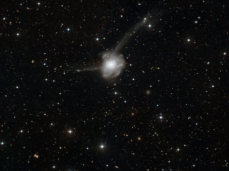 Átomos-por-la-Paz: Una Colisión Galáctica en Acción Los astrónomos del Observatorio Europeo Austral han producido una espectacular nueva imagen de la famosa galaxia Átomos por la Paz (NGC 7252). Esta galaxia, formada por la colisión de dos galaxias, proporciona una excelente oportunidad para que los astrónomos estudien cómo las fusiones afectan la evolución del Universo.