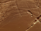La región del Phoenicis Lacus tiene un área de unos 8100 kilómetros cuadrados (59.5 x 136 km), equivalente a la superficie de la isla de Córcega. En esta imagen, tomada el pasado día 31 de Julio de 2010 con la Cámara Estéreo de Alta Resolución (HRSC) de la sonda Mars Express de la ESA, se puede observar una pequeña fracción de esta compleja formación geológica.
 