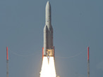 26 de noviembre de 2010, Ariane 5 despega desde el puerto espacial europeo en la Guayana Francesa en su misión para colocar dos satélites de telecomunicaciones, Hylas-1 e Intelsat 17.