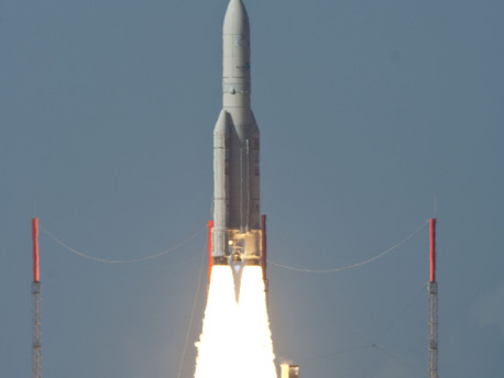 Der Start der Ariane-5-V198 von Europas Raumflughafen auf 26 November 2010. Das Startprogramm trug eine doppelte Nutzlast von Telekommunikations-Satelliten: Hylas-1 und Intelsat 17.