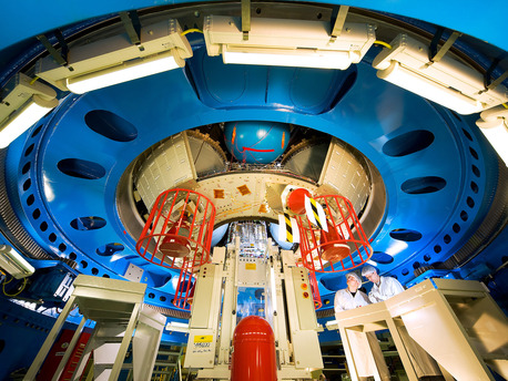 Auch Raumtransporttechnologie bleibt ein zukunftsweisender Bestandteil der neuen deutschen Raumfahrtstrategie: Das Bild zeigt die Unterseite des Transportmoduls ATV-2 "Johannes Kepler", das Material und Experimente zur Internationalen Raumstation ISS transportieren soll.