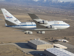 SOFIA über seiner Basis, dem Hangar der NASA Dryden Aircraft Operations Facilty (DAOF) in Palmdale, Kalifornien (vorne/rechts).