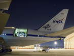 SOFIA während nächtlicher Testbeobachtungen des Sternenhimmels im März 2008. Die Öffnung im Rumpf der umgebauten Boeing 747SP gibt den Blick auf das in Deutschland gebaute 2,7 Meter-Infrarotteleskop frei.