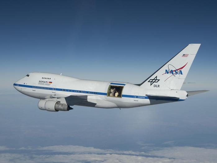 Das Stratosphären-Observatorium für Infrarot-Astronomie SOFIA während eines Testflugs mit geöffneter Teleskoptür am 13. Juli 2010. In der Öffnung im Rumpf der Boeing 747SP ist das in Deutschland gebaute 2,5 Meter-Teleskop sichtbar.