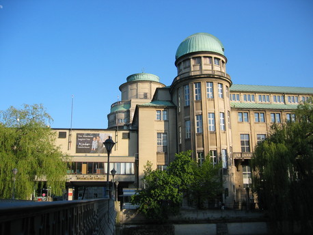 Das Deutsche Museum in München mit der Planetariumskuppel (Mitte) und einer der beiden Sternwarten.