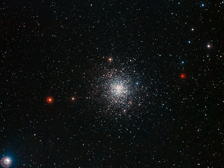 Sabemos de alrededor de 150 de las ricas colecciones de estrellas ancianas, llamadas cúmulos globulares, que orbitan nuestra galaxia la Vía Láctea. Esta nítida nueva fotografía de Messier 107, captada por el Wide Field Imager en el telescopio de 2,2 metros en el Observatorio La Silla de ESO en Chile, despliega la estructura de uno de tales cúmulos globulares en exquisito detalle. Estudiar estos enjambres estelares ha revelado mucho sobre la historia de nuestra galaxia y de cómo evolucionan las estrellas.