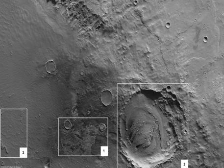 In der linken Bildhälfte ist der Nordwesten des Kraters Schiaparelli zu sehen. Der Kraterrand – von linearen, in Richtung des Kraterzentrums orientierten feinen Rillen, so genannten Riefen, durchzogen – verläuft schräg von links oben nach rechts unten durch das Bild. In der rechten Bildhälfte ist das den Krater umgebende Marshochland zu sehen. Bedingt durch die Aufnahmetechnik der HRSC und der polaren, in Nord-Südrichtung orientierten Umlaufbahn von Mars Express ist in den senkrechten Draufsichten auf die Region Norden rechts. Das abgebildete Gebiet hat etwa eine Größe von 17.000 Quadratkilometern.

Das Innere von Schiaparelli ist durch mehrere geologische Prozesse stark verändert worden. Die Entstehung der auffallend ebenen Fläche wird durch eine Abfolge von erstarrter, dünnflüssiger Lava und Ablagerungen, die auf dem Grund eines Sees entstanden sind, gebildet. Im Bildausschnitt 1 (Mitte) sind die Überreste dieser Sedimente zu sehen.

Die Sedimente, aus denen sich die Oberfläche der Ebene im Krater Schiaparelli zusammensetzt, wurden ebenfalls verändert (Bildausschnitt 2, links im Bild). Hier hat die Erosion durch Wind oder Wasser scharfe Konturen hinterlassen, wie zum Beispiel ein kleines, geringmächtiges Plateau links unten in diesem Bildausschnitt. In Bildausschnitt 3 (rechts im Bild) ist ein 42 Kilometer großer Krater zu sehen, der sich auf dem inneren Kraterrand des Schiaparelli-Einschlagbeckens befindet. Auch das Innere dieses fast 2000 Meter tiefen Kraters ist mit Sedimenten verfüllt.