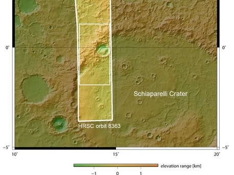 Der Krater Schiaparelli ist ein großes Einschlagbecken im zentralen Marshochland mit einem Durchmesser von etwa 460 Kilometern. Es befindet sich in Äquatornähe im östlichen Teil der Region Terra Meridiani. Benannt wurde das Einschlagbecken nach dem italienischen Astronomen Giovanni Schiaparelli (1835 bis 1910).

Die vom Deutschen Zentrum für Luft- und Raumfahrt (DLR) auf der ESA-Raumsonde Mars Express betriebene hochauflösende Stereokamera HRSC nahm am 15. Juli 2010 im Orbit 8363 den Westteil des Schiaparelli-Krater mit einer Auflösung von rund 19 Metern pro Bildpunkt auf (dünn umrandeter Streifen). Die Abbildungen zeigen hiervon einen Ausschnitt bei 0 Grad Breite und 14 Grad östlicher Länge (dick umrandetes Rechteck).