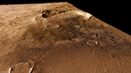 Aus den schräg auf die Oberfläche gerichteten Stereo- und Farbkanälen des Kamerasystems HRSC auf Mars Express können realistische, perspektivische Ansichten der Marsoberfläche erzeugt werden. Das Bild zeigt einen Blick von Südosten auf Sedimente und vulkanische Ablagerungen auf dem Kraterboden im Nordwesten des 460 Kilometer großen Einschlagbeckens Schiaparelli (im Bildvordergrund) sowie den Kraterrand, der sich von links unten schräg durch das Bild zieht, und einen etwa 42 Kilometer großen Krater, der durch den Einschlag eines Asteroiden auf dem Rand von Schiaparelli entstanden ist.

Das Innere des Schiaparelli-Beckens ist durch mehrere geologische Prozesse stark verändert worden. Die Entstehung der auffallend ebenen Fläche im Bildvordergrund wird durch eine Abfolge von erstarrter, dünnflüssiger Lava und so genannten lakustrinen Sedimenten interpretiert, also Ablagerungen, die sich auf dem Grund eines Sees gebildet haben. Die Überreste dieser Sedimente sind deutlich zu sehen. Sie zeigen sowohl helle, als auch dunkle Farbtöne, was auf unterschiedliches Material hindeutet. Kleinere Einschlagkrater wurden zum Teil "geflutet" und mit Sedimenten aufgefüllt; an manchen Stellen ist eine Schichtung der Ablagerungen erkennbar.