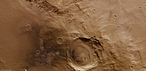 Mit dem senkrecht auf die Marsoberfläche gerichteten Nadirkanal und den Farbkanälen des Kamerasystems HRSC (High Resolution Stereo Camera) auf der ESA-Raumsonde Mars Express wurde diese Farb-Draufsicht erzeugt. Norden ist im Bild rechts. Die Verarbeitung von Farbdaten lässt Material- und Texturunterschiede der Marsoberfläche akzentuiert hervortreten. Das Innere von Schiaparelli (linke Bildhälfte) ist durch mehrere geologische Prozesse stark verändert worden. Die Entstehung der auffallend ebenen Fläche wird durch eine Abfolge von erstarrter, dünnflüssiger Lava und so genannten lakustrinen Sedimenten interpretiert, also Ablagerungen, die sich auf dem Grund eines Sees gebildet haben, der sich im Inneren von Schiaparelli befunden hat. Sie zeigen sowohl helle, als auch dunkle Farbtöne, was auf unterschiedliches Material hindeutet.