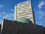 Das Nicolaus-Copernicus-Planetarium in Nürnberg, dahinter das Hochhaus der N-ERGIE ("Städtische Werke").