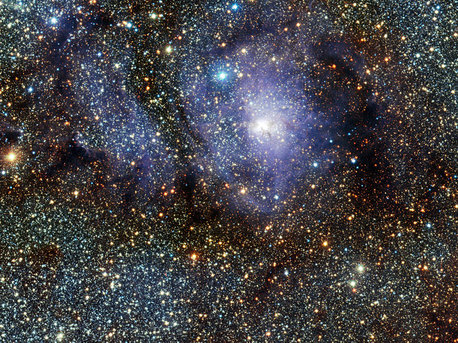 Esta nueva imagen en infrarrojo de la Nebulosa de la Laguna fue obtenida como parte de un estudio de cinco años de la Vía Láctea, que utiliza el telescopio VISTA en el Observatorio Paranal, en la II Región de Chile. Este es un pequeño trozo de una imagen mucho más grande de la región que rodea la nebulosa, lalque a su vez representa sólo una parte de este gran estudio.