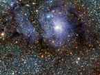 Cette nouvelle image infrarouge de la nébuleuse de la Lagune a été prise dans le cadre du programme d’étude de la Voie Lactée s’étalant sur cinq ans réalisé avec le télescope VISTA de l’ESO à l’Observatoire de Paranal au Chili. Il s’agit là d’une petite partie d’une image bien plus grande de la région entourant la nébuleuse, image qui constitue elle aussi une simple partie d’un très grand sondage.