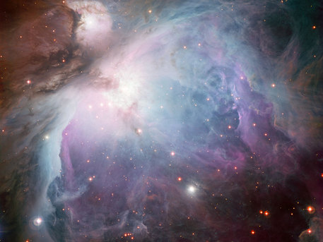 Cette image de la nébuleuse d’Orion à l’aspect éthéré a été obtenue avec la caméra WFI installée sur le télescope de 2,2 mètres MGP/ESO à l’Observatoire de La Silla au Chili. Cette nébuleuse est bien plus qu’un bel objet céleste. En offrant aux astronomes une vue en gros plan d’une région massive de formation stellaire, elle permet de faire progresser notre compréhension de la naissance et de l’évolution des étoiles. Les données utilisées pour cette image ont été sélectionnées par Igor Chekalin (Russie), qui a participé au concours d’astrophotographie « Les Trésors Cachés 2010 de l’ESO ». La composition de la nébuleuse d’Orion réalisée par Igor Chekalin a obtenu le septième plus haut score du concours alors qu’une autre de ses images remportait le premier prix. 