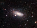 Auf den ersten Blick sieht die helle Galaxie NGC 3621 – hier mit dem Wide Field Imager am MPG/ESO 2,2-Meter-Teleskop am La Silla Observatorium in Chile eingefangen – wie ein Musterbeispiel für eine klassische Spiralgalaxie aus. In Wirklichkeit ist die Galaxie aber eher ungewöhnlich: Sie besitzt keine zentrale Verdickung (“Bulge”) und ist damit eine so genannte “Pure-Disc-Galaxie”.