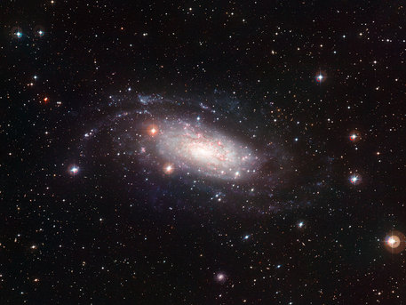 La brillante galaxia NGC 3621 La brillante galaxia NGC 3621, captada por el Wide Field Imager del telescopio de 2,2-metros en el Observatorio La Silla, en la Región de Coquimbo en Chile, parece un buen ejemplo de una espiral clásica. Sin embargo se trata de una galaxia bastante inusual: no posee bulbo central por lo que se conoce como galaxia de disco-puro.