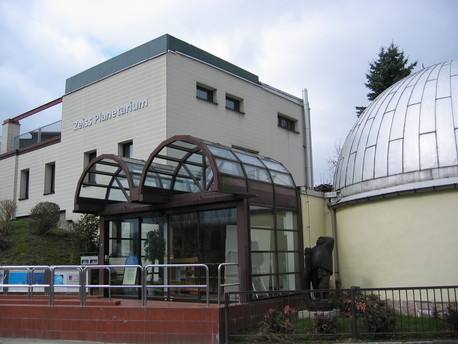 Das Zeiss-Planetarium mit Sternwarte in Schneeberg.