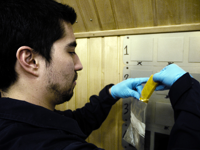 Diego Urbina nimmt eine Probe an der Wand des Mars500-Raumschiffs. Wissenschaftler des DLR-Instituts für Luft- und Raumfahrtmedizin untersuchen mit diesen Proben, wie sich Keime in einem geschlossenen Lebensbereich ausbreiten.