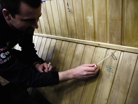 Dr. Petra Rettberg vom DLR-Institut für Luft- und Raumfahrtmedizin untersucht die Vermehrung von Mikroorganismen in der abgeschlossenen Umgebung des "Raumschiffs" und seiner Besatzung. Für dieses Experiment nehmen die Crewmitglieder auch Proben von der Innenseite ihres "Raumschiffs".
