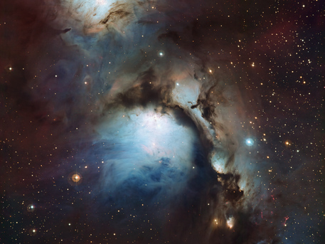 La nebulosa Messier 78 es la protagonista de esta imagen tomada con el instrumento Wide Field Imager del telescopio MPG/ESO de 2,2 metros en el Observatorio La Silla, en la Región de Coquimbo en Chile, mientras que las estrellas que encienden esta luminosa nube toman un segundo plano. La brillante luz estelar rebota con las partículas de polvo de la nebulosa, iluminándola con una luz azul dispersa. Igor Chekalin obtuvo el primer lugar del concurso de astrofotografía Tesoros Escondidos de ESO 2010 con su imagen de este impresionante objeto.