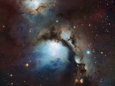 Im Mittelpunkt dieses Bildes, das mit dem MPG/ESO 2,2-Meter-Teleskop am La Silla-Observatorium in Chile aufgenommen wurde, steht das Nebelgebiet Messier 78. Die Sterne, die dieses kosmische Stillleben beleuchten, halten sich dabei dezent im Hintergrund. Das Sternlicht streut an Staubteilchen in der Nebelwolke und verleiht dem Ganzen so einen bläulichen Farbton. Mit seiner Bildvariante dieses eindrucksvollen Himmelsobjekts gewann Igor Chekalin den Astrofotografie-Wettbewerb “ESO’s Hidden Treasures 2010”.
