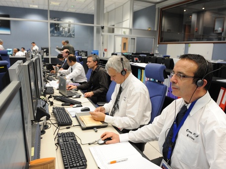 ESA Missionsdirektoren ESA Missionsdirektoren an den Konsolen im ATV Kontrollzentrum am 15. Februar 2011. Im Vordergrund: Jean Christophe Ronnet; Hintergrund: Jean Michel Bois