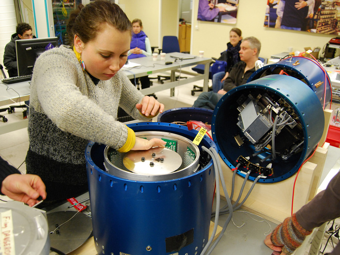 Eine Studentin des FOCUS-Teams baut die Experimentstruktur, die sich im Weltall ausklappen soll, in das Nutzlastmodul der REXUS-Rakete ein.