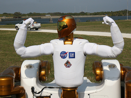 Der Robonaut R2 ist das siebte Crewmitglied an Bord der Raumfähre Discovery, die am 24. Februar 2011 zur Internationalen Raumstation aufbrach. R2 wartet seit mehr als vier Monaten geduldig in der Nutzlastbucht von Discovery auf seinen Start zur ISS. Der von der amerikanischen Weltraumbehörde NASA und dem US-Autokonzern General Motors gebaute Robonaut soll an Bord der Raumstation die Arbeit der Astronauten unterstützen und seine Nützlichkeit beweisen. Sein Zwillingsbruder (Foto) darf unterdessen an die frische Luft, um seine Fähigkeiten zu demonstrieren. Immerhin: Mit einem Rückgang der "Muskelkraft" unter Mikrogravitationsbedingungen ist bei R2 nicht zu rechnen.