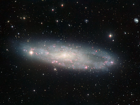 Cette image de NGC 247, prise par la caméra à grand champ WFI (Wide Field Imager) sur le télescope MPG / ESO de 2,2 mètres à l'Observatoire de La Silla de l'ESO au Chili, révèle de très fins détails de cette galaxie spirale très inclinée, sur une magnifique toile de fond. Les astronomes considèrent que sa forte inclinaison explique pourquoi la distance de cette belle galaxie a été surestimée jusqu’à présent.