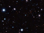 Mit einer ganzen Armada von Teleskopen auf dem Erdboden und im Weltall, unter anderem dem Very Large Telescope der ESO am Paranal-Observatorium in Chile, haben Astronomen den am weitesten entfernten bislang bekannten „erwachsenen“ Galaxienhaufen entdeckt und seine Entfernung zur Erde bestimmt. Das Licht, das sie dafür aufgefangen haben, stammt aus einer Zeit, als das Universum weniger als ein Viertel so alt war wie jetzt. Der junge Haufen zeigt überraschend große Ähnlichkeit mit den Galaxienhaufen im heutigen Universum, die ungleich mehr Zeit hatten, sich weiter zu entwickeln.
