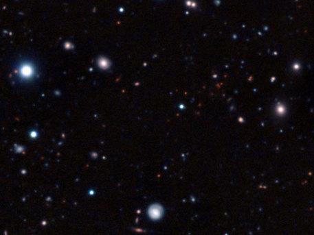 Les astronomes ont utilisé une armada de télescopes au sol et dans l'espace, dont le Very Large Telescope de l’ESO à l’Observatoire Paranal au Chili afin de découvrir et de mesurer la distance par rapport à la Terre de l'amas de galaxies évolué le plus éloigné jamais trouvé. Bien que cet amas soit observé lorsque l'Univers avait moins d'un quart de son âge actuel, il ressemble étonnamment aux amas de galaxies que l’on observe actuellement dans l'Univers local.