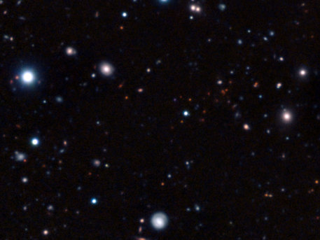 Astrónomos utilizaron una serie de telescopios desde la Tierra y el espacio, incluyendo el Very Large Telescope de ESO en el Observatorio Paranal en Chile, para descubrir y medir la distancia del cúmulo de galaxias maduro más remoto encontrado hasta ahora. Debido a su distancia, este cúmulo es observado tal y como era cuando el Universo tenía menos de un cuarto de su edad. No obstante, su parecido con los cúmulos de galaxias maduros que se encuentran en el Universo actual es sorprendente.