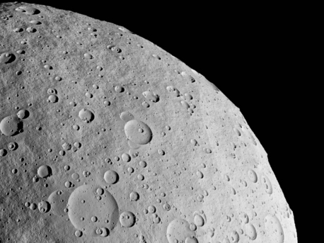 Als Basis für die Animation des virtuellen Vesta erhielten die DLR-Wissenschaftler von der NASA "simulierte" Aufnahmen der Asteroiden-Oberfläche. Diese wiederum beruhten auf Aufnahmen des Hubble-Teleskops, das aus dem Weltall heraus aus großer Entfernung auf Vesta blickt. Mit diesem Material berechneten die Forscher des DLR-Instituts für Planetenforschung, welche Gestalt Vesta sehr wahrscheinlich haben wird.