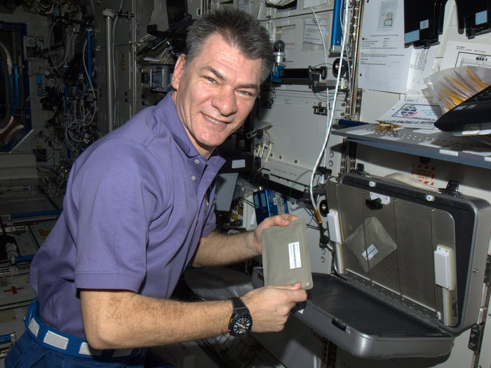 Paolo Nespoli muestra un calentador de comida en la ISS 