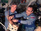 Tomando una muestra de sangre a Ulf Merbold en la misión EuroMir-94