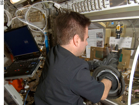 Trabajando en el interior del laboratorio Columbus, de la ESA