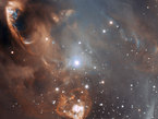 Eine neue Aufnahme vom Very Large Telescope der ESO zeigt die dramatischen Auswirkungen, die neugeborene Sterne auf ihre Kinderstuben aus Gas und Staub haben. Während die Sterne selbst dem Blick der Teleskope verborgen bleiben, kollidiert in ihrer Umgebung herausgeschleudertes Material mit Gas und Staub. Das Ergebnis sind surreale Landschaften aus glühenden Bögen, Flecken und Streifen.