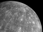 Das Bild wurde am 6. Oktober 2008 mit der Stereokamera MDIS (Mercury Dual Imaging System) im Vorbeiflug aufgenommen und zeigt den Krater Hokusai. Große Areale konnten bereits bei drei Vorbeiflügen der Sonde aufgezeichnet werden, die Aufnahmen aus der Umlaufbahn werden die letzten noch verbliebenen Flecken auf der Merkur-Landkarte abdecken.