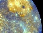 Die Daten für dieses Farbmosaik wurden während des ersten Vorbeiflugs im Januar 2008 von der Messenger-Sonde aufgezeichnet. Die hinzugefügten Farben zeigen die unterschiedlichen Gesteine auf der Oberfläche des Merkur.