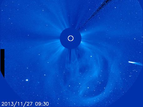 Komet ISON taucht am 27.11. im Gesichtsfeld der Raumsonde SOHO auf (rechts). Die dunkle Scheibe in der Mitte deckt die Sonne ab; der weiße Kreis gibt den Durchmesser der Sonnenscheibe an.